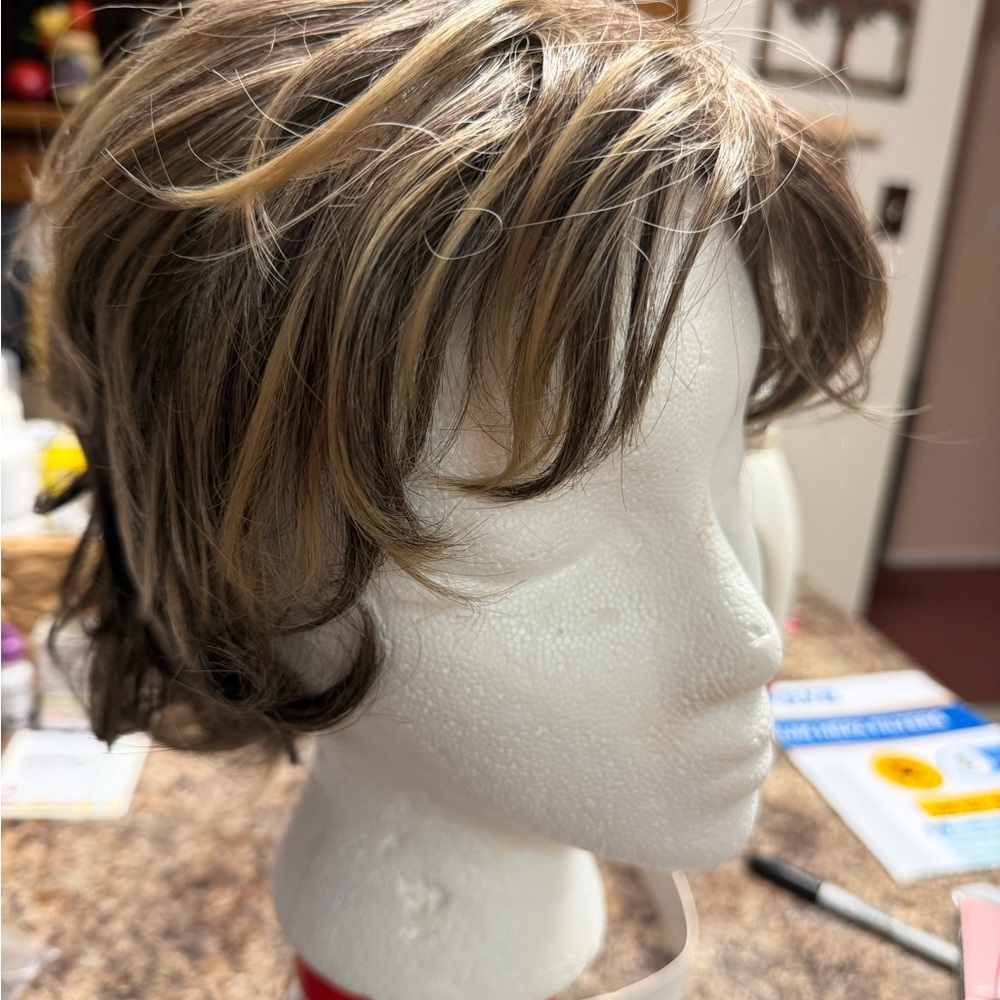 Short Layered Women's Wig in Light Brown with Blonde Highlights